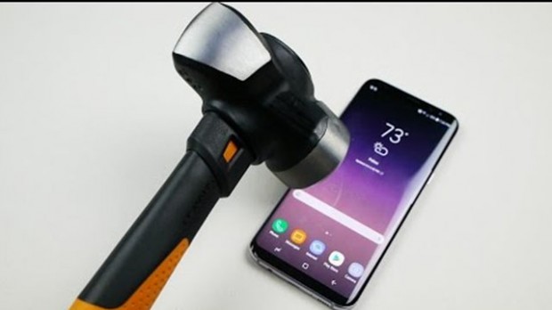 Samsung Galaxy S8 sinov paytida bolg‘a yordamida majaqlandi (video)