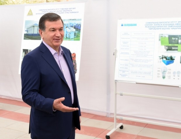 Shavkat Mirziyoyev O‘zbekistonning Birinchi Prezidenti haykali loyihasi bilan tanishdi