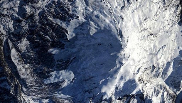 Эльбурс чўққисига кўтарилаётган икки альпинист 4,9 минг метр баландликдан қулади