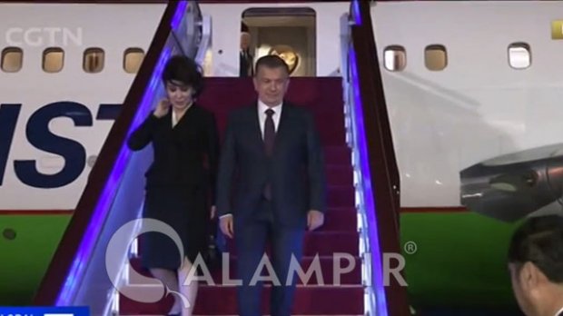 Video: Shavkat Mirziyoyev rafiqasi bilan Xitoyga etib keldi