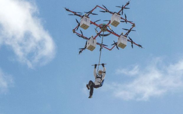 Латвиялик парашютчи дунёда биринчи бўлиб дрондан сакради (Видео)
