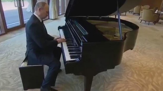 Видео: Владимир Путин Си Цзиньпин қароргоҳида рояль чалмоқда