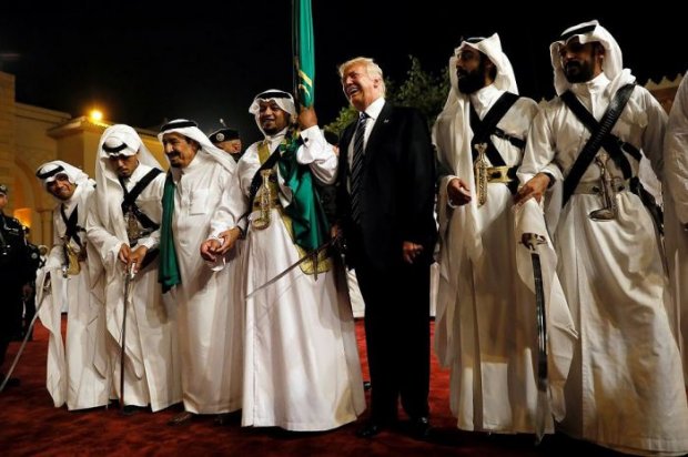 Видео: Трамп ва Саудия Арабистони қироли қиличлар билан рақс ижро этишди
