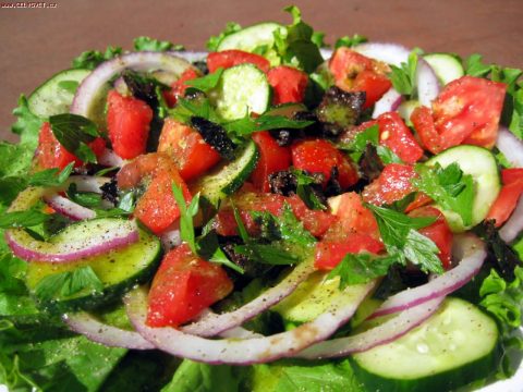 Pomidor va bodring aralashtirib tayyorlangan salat salomatlik uchun xavflidir…