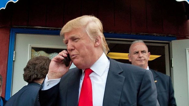 Дональд Трамп бошқа давлат раҳбарларидан қўл телефонига қўнғироқ қилишларини сўрамоқда