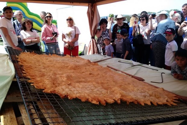 Qrimda 100 kilogrammlik cheburek tayyorlanib, rekord o‘rnatildi