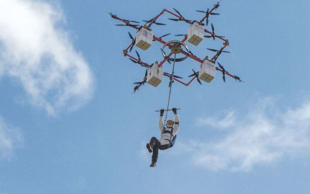 Latviyalik parashyutchi dunyoda birinchi bo‘lib drondan sakradi (Video)