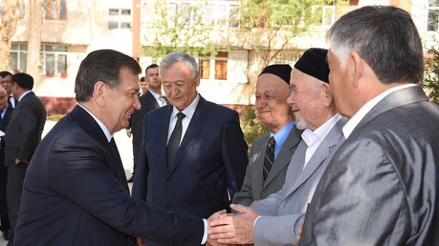 Shavkat Mirziyoyev Vatanparvar mahallasi aholisi bilan suhbat qurdi