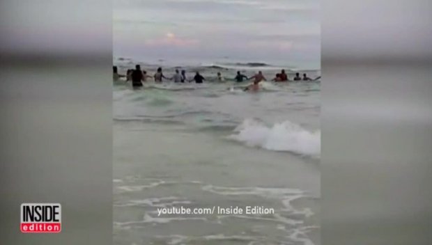 Флорида пляжида чўкаётган оилани қутқариш учун 80 киши "тирик занжир" ҳосил қилди (Видео)