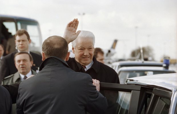 Россиянинг собиқ президенти Ельцин юрган лимузин сотувга қўйилди