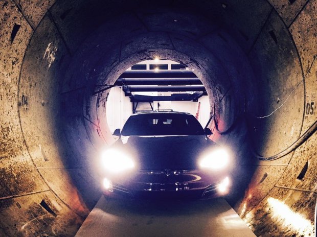 Илон Маск Лон-Анжелесдаги туннелда Tesla Model S электромобилини тақдим этди