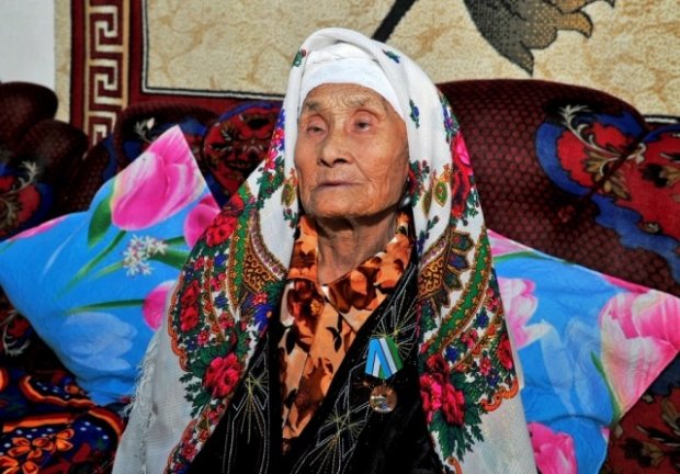 Qoraqalpog‘istonlik 102 yoshli Tojigul momo Alliyarova "Shuhrat" medali bilan taqdirlandi