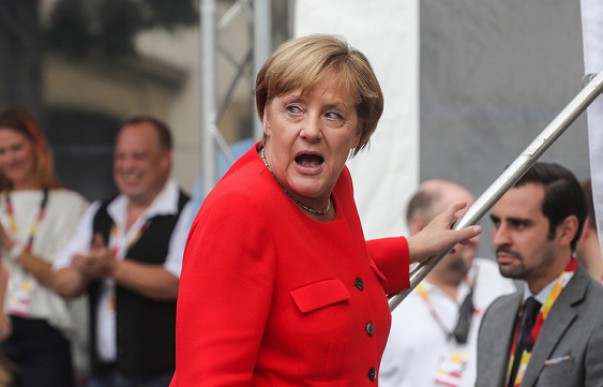 Angela Merkelga saylovoldi mitingida pomidor otishdi!
