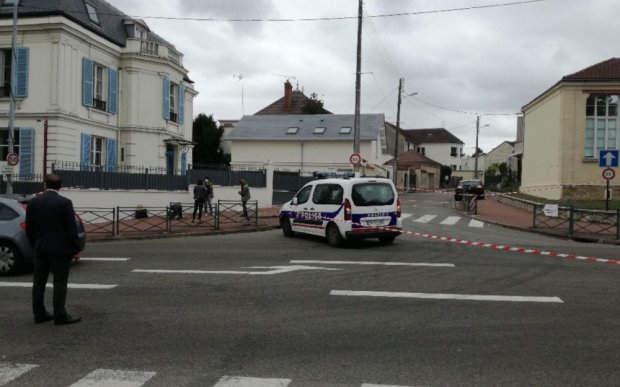 Париж яқинида автомобиль полициячи устига ҳайдаб борилди