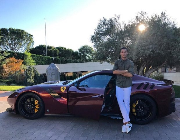 Роналду бошланғич нархи 550 минг доллар бўлган Ferrari сотиб олди