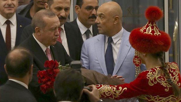 Turkiya prezidenti Ostona xalqaro aeroportida kutib olindi