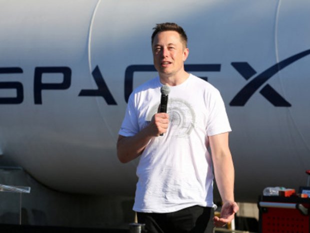 SpaceX ўз фазовий скафандрини тўлиқ кўрсатди
