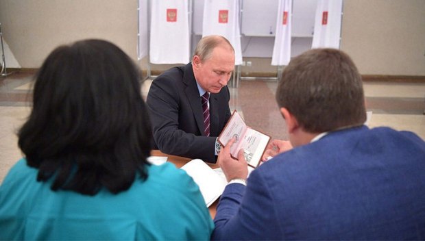 Internetda Putinning pasporti sahifasi surati paydo bo‘ldi