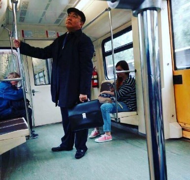 Qirg‘izistonning ilk prezidenti Asqar Akayevning Moskva metrosida ketayotgan surati paydo bo‘ldi