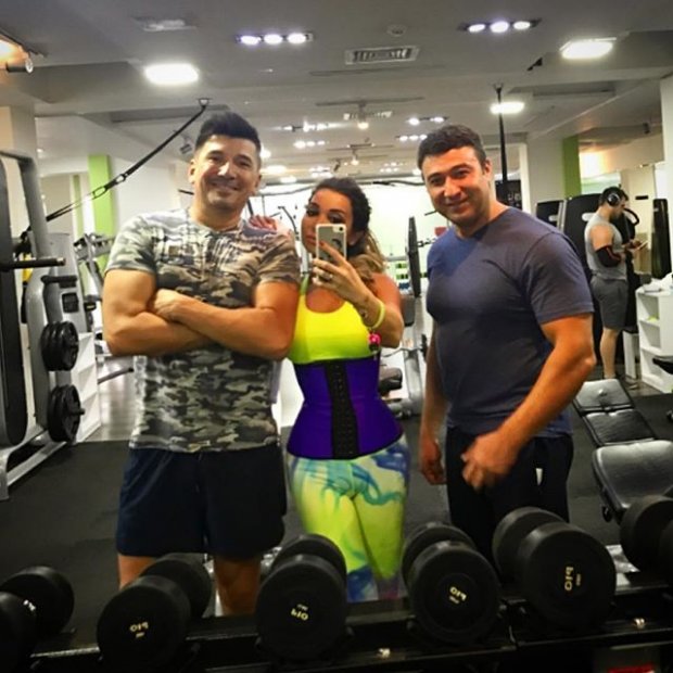 Rayhon turmush o‘rtog‘i bilan Fitnes klubida! Qomatni qarang, qomatni…