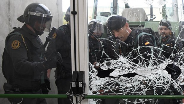 Испания полицияси Каталония раҳбари овоз бериши керак бўлган сайлов участкасига киришни ёпиб қўйди