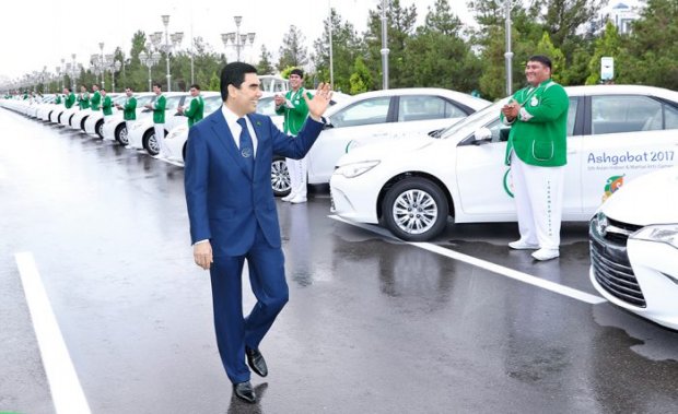 Turkmaniston prezidenti Ashxoboddagi turnir sovrindorlarini mukofotladi