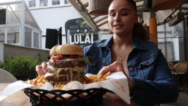 Nyu-Yorkdagi restoran xodimasi aldov yo‘li bilan RT uchun «Putinburger» haqida syujet tasvirga oldi (video)