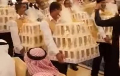 Saudiya Arabistonidagi to’ylarning birida mehmonlarga iPhone ko’rinishidagi konfetlar ulashildi