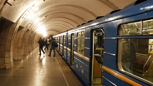 Kievda metro relsiga yiqilib ketgan erkak olamdan ko’z yumdi