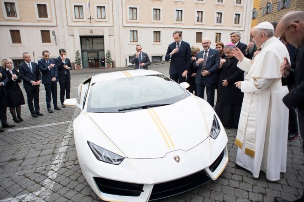 Рим папасига Lamborghini ҳадя қилишди