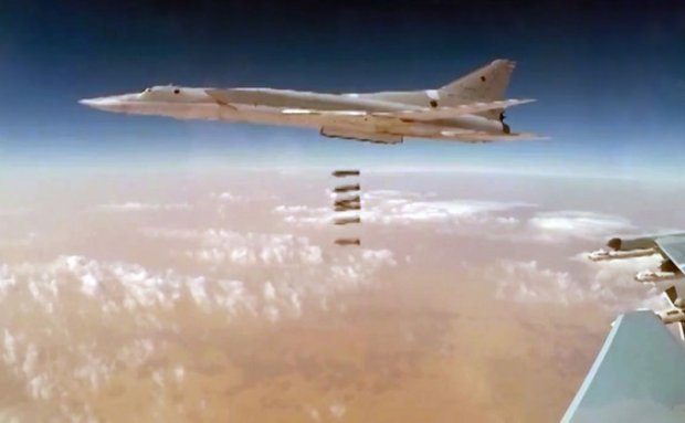 Rossiya mudofaa vazirligi Tu-22M3 larning IShID marralariga zarba berishi aks etgan videoni e’lon qildi
