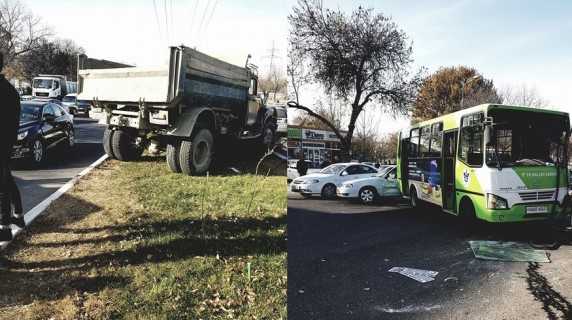 Юқори тезликда келаётган юк машинаси нақ 7 та автомобилни уриб юборди