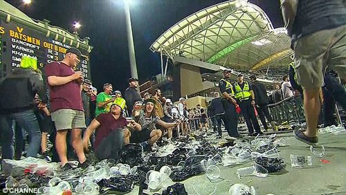 Австралияда крикет мухлислари полиция ходимларига қарши жанжал кўтаришди