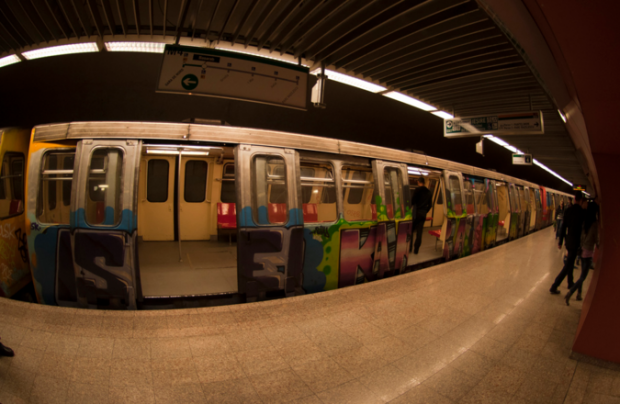Бухарестда метро йўловчиси 25 ёшли қизни поезд рельсига итариб юборди