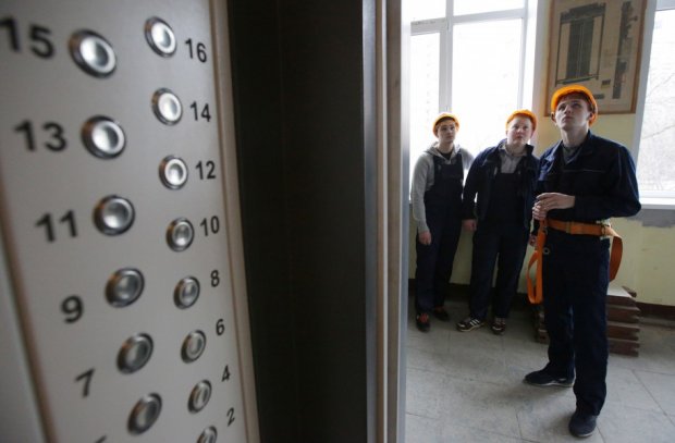 Moskvada 6 kishilik lift pastga quladi