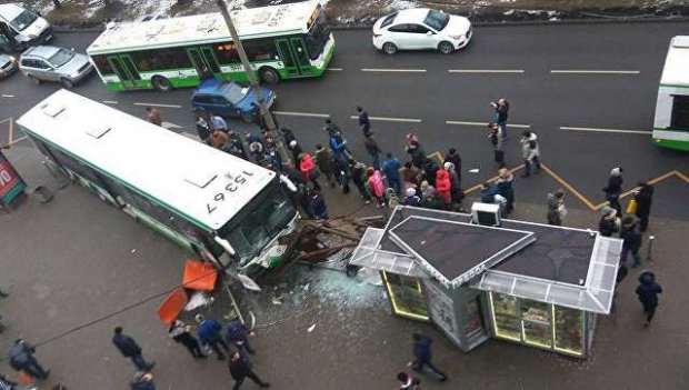 Moskvada avtobus bekatda turgan odamlarni bosib ketdi