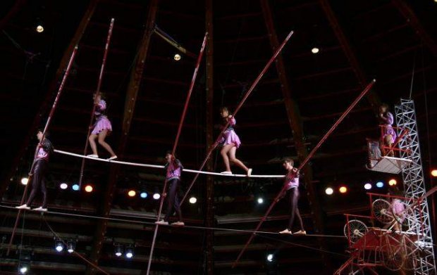 Циркдаги мудҳиш вазият: ҳаво гимнасти шеригини ушлаб қололмади (Видео)