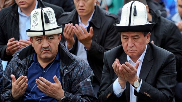 Qirg‘iziston prezidenti Sooronbay Jeenbekov masjidda namoz o‘qiyapti (Video)
