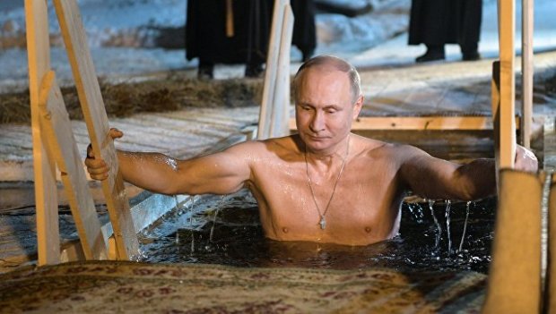 Putin Seliger ko‘lida muz o‘yig‘iga tushdi