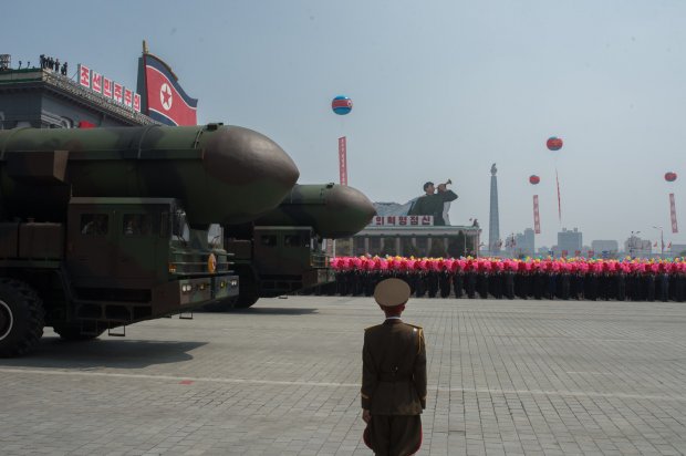 ОАВ: КХДР Жанубий Корея ҳарбийларини Пхеньяндаги парадга таклиф қилмоқчи
