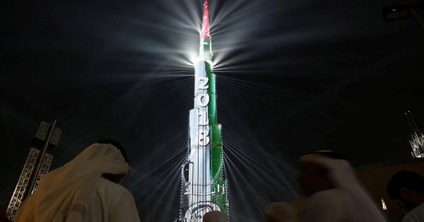 Янги рекорд: Дубайда энг йирик янги йил лазер томошаси 