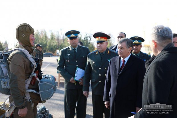 Shavkat Mirziyoyev Chirchiqdagi harbiy qismga bordi