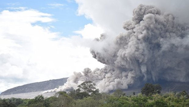 Индонезияда улкан вулқон отила бошлади (видео)