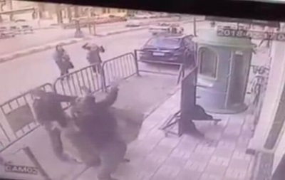 Misrda politsiyachi 3-qavatdan tushib ketayotgan bolani ushlab oldi (video)