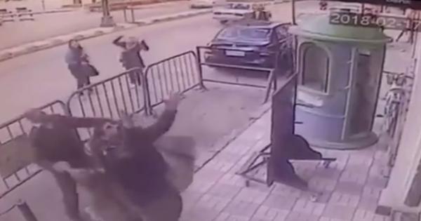 Полициячи юқори қаватдан тушиб кетган болани илиб олди (видео)