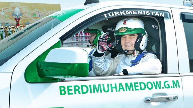 Turkmaniston prezidenti o‘g‘li bilan yangi poyga avtomobilini sinovdan o‘tkazdi (video)