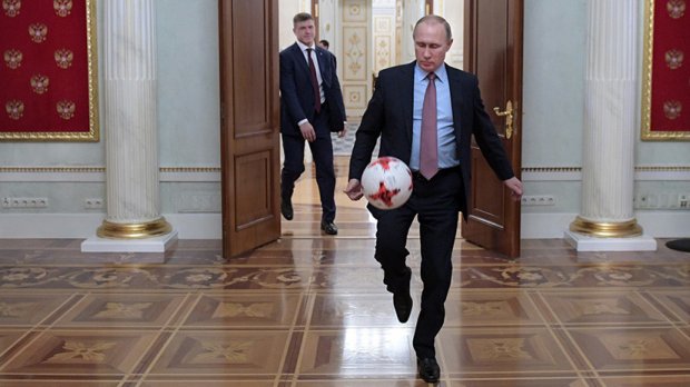 Путин ишчи хонасида ФИФА раҳбари билан тўп тепишди (видео)
