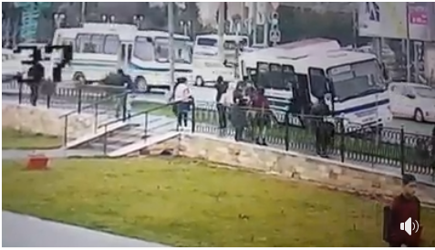 Samarqandda avtobus poyga o‘ynayman deb, ariqqa tushib ketdi (video)