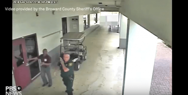 Флоридадаги отишма вақтида шериф ёрдамчисининг қандай қилиб яширингани тасвирланган видео 