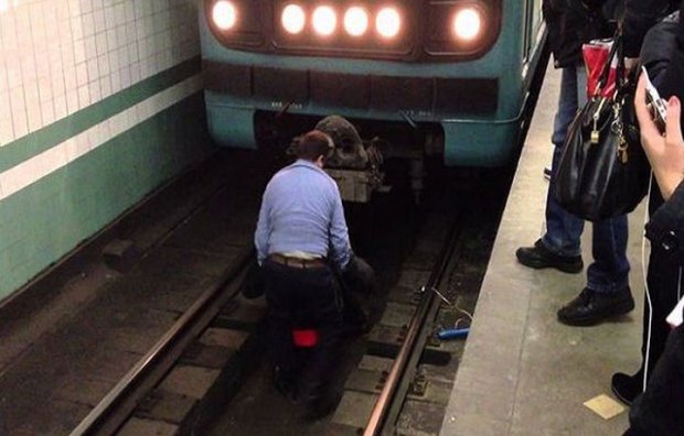 Toshkentda metro bekatida bir ayol o‘zini poyezd ostiga tashladi